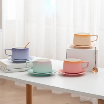 Модная и простая керамическая кружка градиентного цвета с блюдцем, набор ложек, полезная и безопасная кофейная чашка для домашнего офиса, подарок к послеобеденному чаю